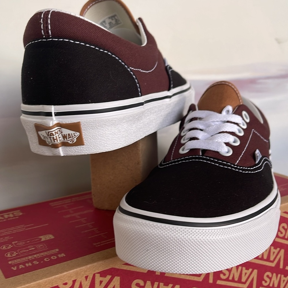 Vans Men’s Era Color Block Black/Brown
VN0005UEYS8
Sneakers - Picture 10 of 16